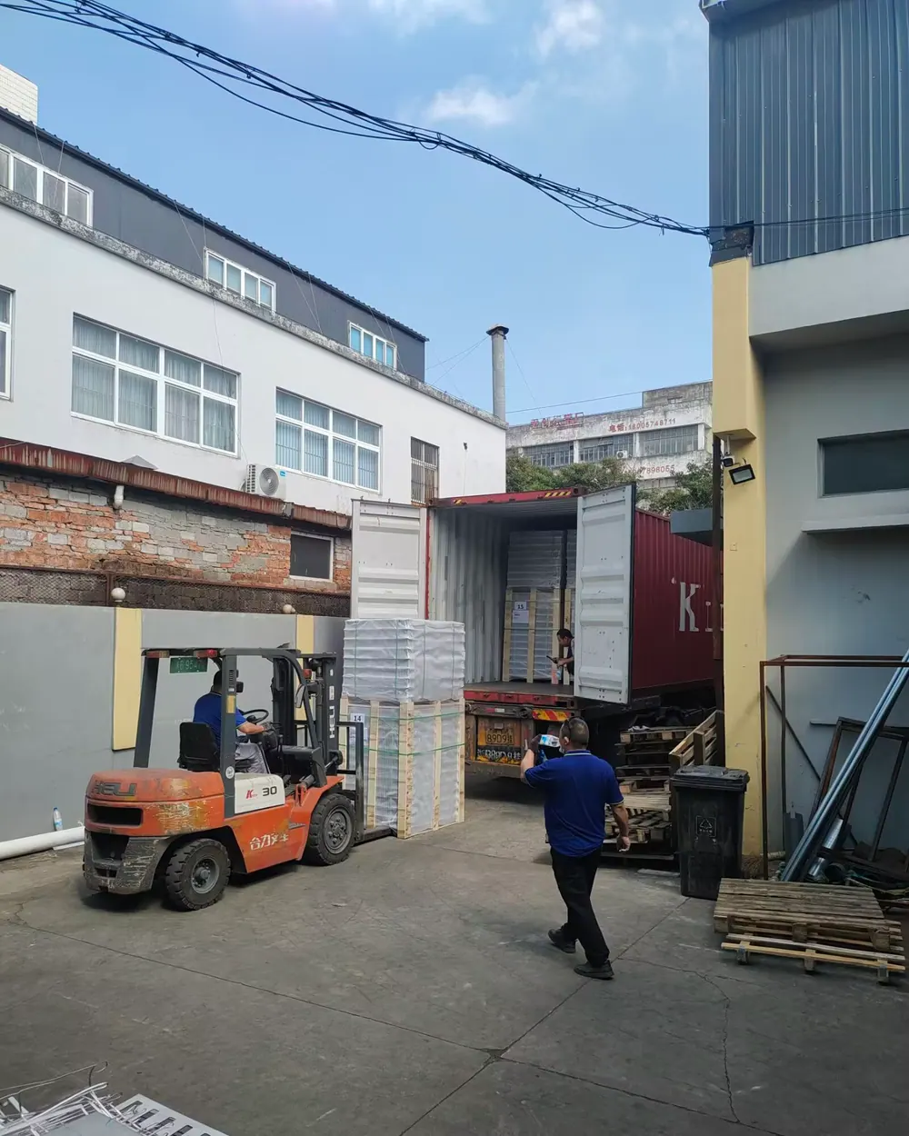 Fulei Metal Ningbo factory loading export sheet metal products into a container
