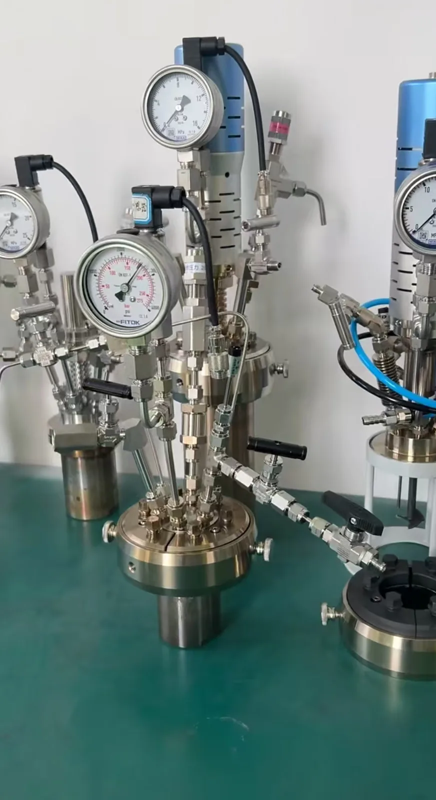 Pressure gauge and valve manifold rig used for leak and pressure testing welded metal assemblies