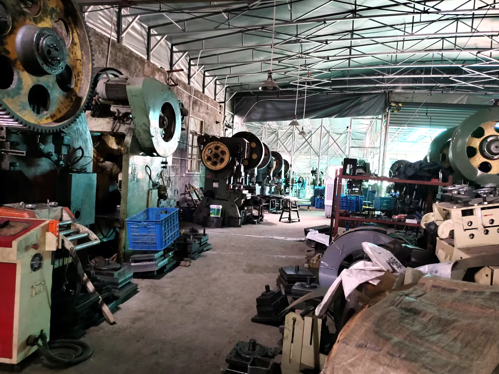 Stamping press and tooling on the shop floor at Fulei Metal, Ningbo